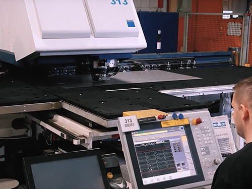 Steuerung der Stanz-Laser-Maschine bei QABUS