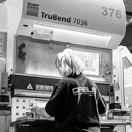 Mitarbeiterin an einer TruBend