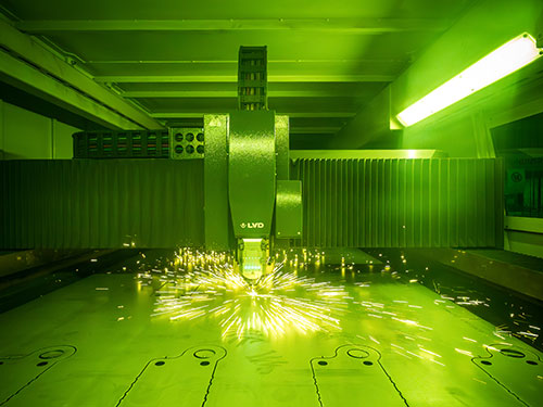 Laserschneidanlage bei QABUS im Betrieb