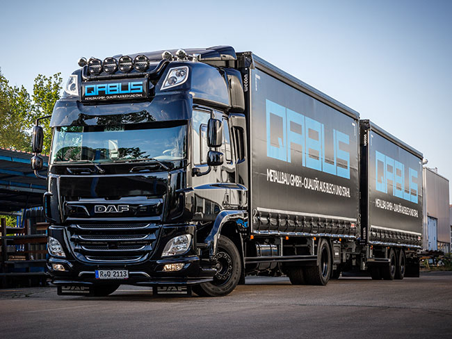 QABUS LKW auf dem Werkgelände