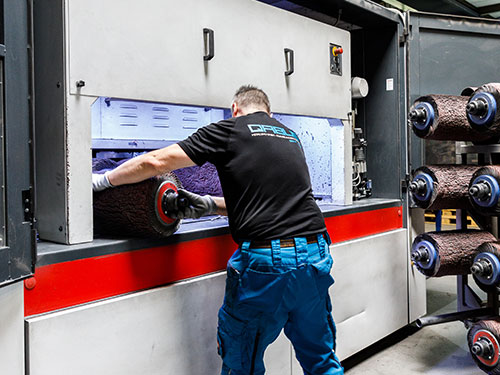 Automatisiertes Entgraten / Verrunden wird vorbereitet