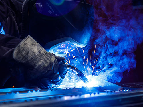 Ein Schweißer bei QABUS