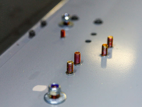 Metallbauteil mit verschiedenen Gewinden und Formen