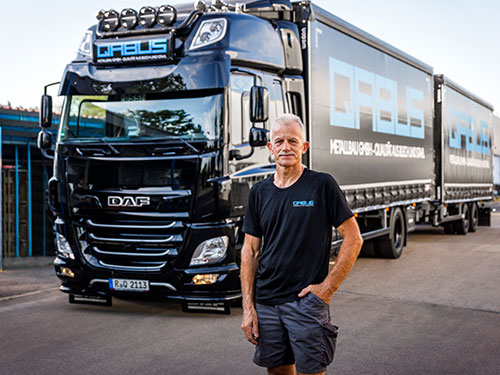 LKW-Fahrer mit LKW von QABUS