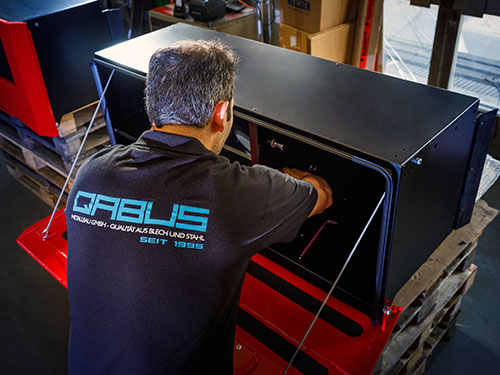 Mitarbeiter von QABUS bei der Bestückung eines Bauteiles