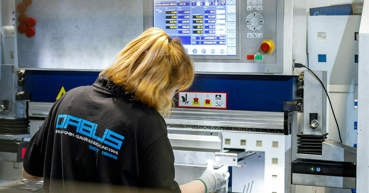 Mitarbeiterin beim Abkanten bei QABUS