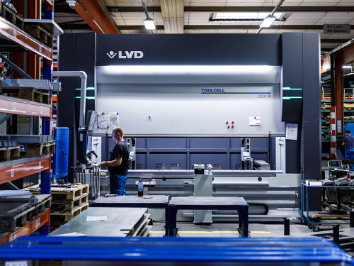 Blick auf eine Stanze bei QABUS Metallbau GmbH