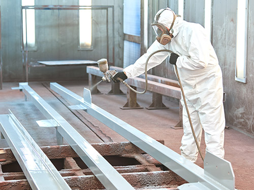 Mitarbeiter beim Lackieren