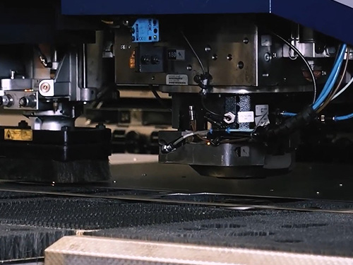 Laserkopf der Stanz-Laser-Anlage