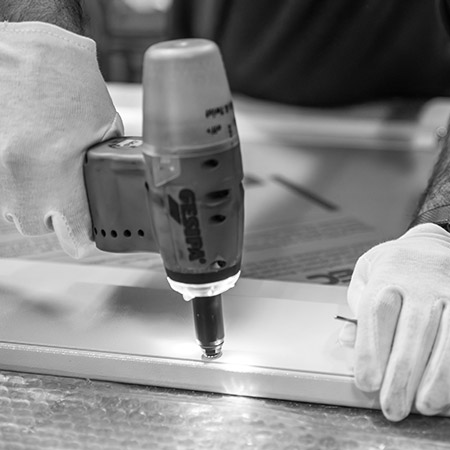 Mitarbeitender von QABUS montiert Baugruppen