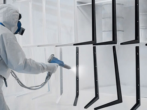 Mitarbeiter beim Pulverbeschichten