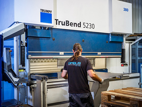 Mitarbeitender von QABUS beim Abkanten