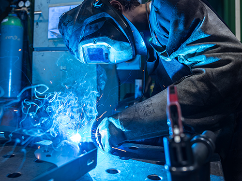 Schweißer bei QABUS Metallbau