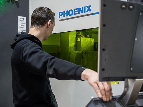 Mitarbeiter an der Laser-Schneidanlage