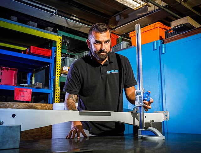 Mitarbeiter aus der Qualitätskontrolle bei QABUS